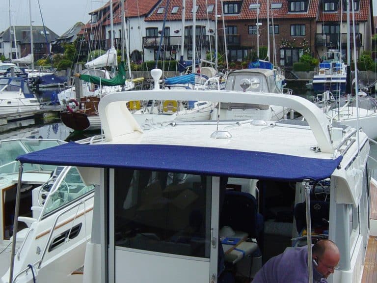 Aquador 32 WA, sliding Bimini