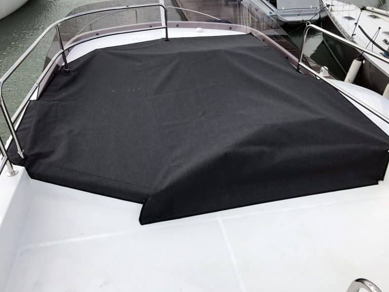Beneteau Swift Trawler ST 30, Flybridge cover relying on flybridge cushions for support