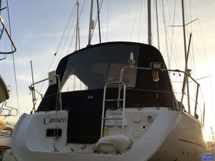 Custom cockpit enclosure for Beneteau Oceanis 323 CAMEO, fitted to the factory sprayhood with durable marine-grade materials.