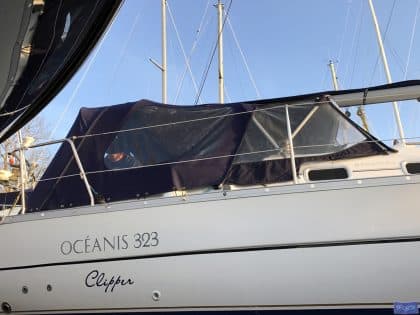 Custom cockpit enclosure for Beneteau Oceanis 323 CAMEO, fitted to the factory sprayhood with durable marine-grade materials.