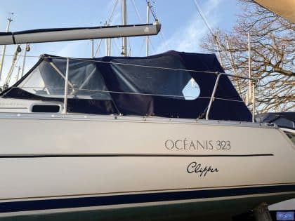 Custom cockpit enclosure for Beneteau Oceanis 323 CAMEO, fitted to the factory sprayhood with durable marine-grade materials.