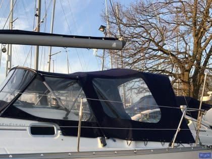 Custom cockpit enclosure for Beneteau Oceanis 323 CAMEO, fitted to the factory sprayhood with durable marine-grade materials.