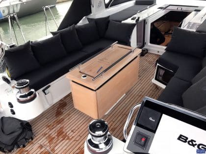 beneteau oceanis 551 cockpit cushions companionway sunbathing matresses 3