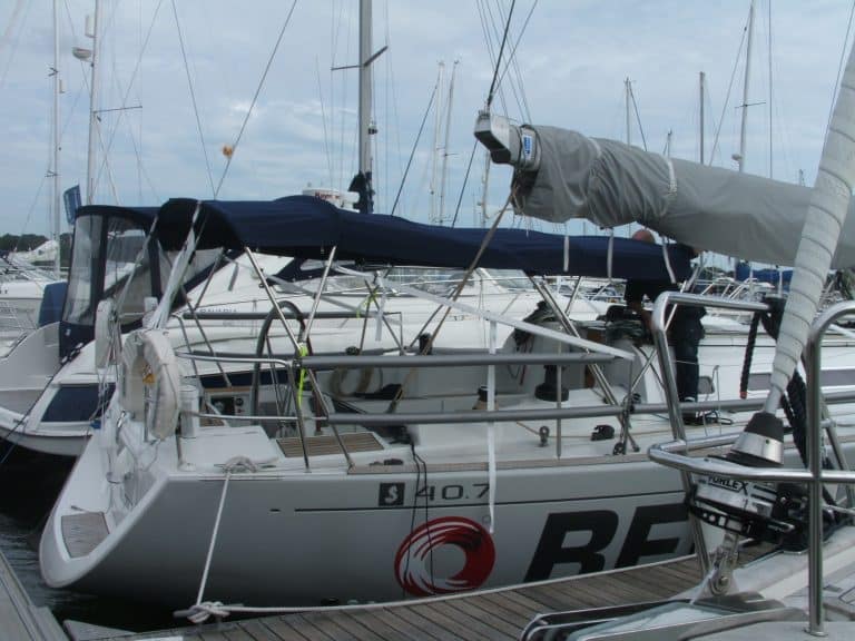Beneteau First 40.7, 3 part Bimini