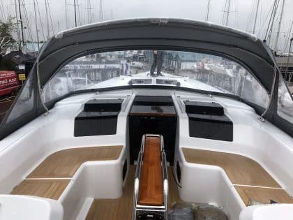 Hanse 458 3 Bar Sprayhood with 1 large front window