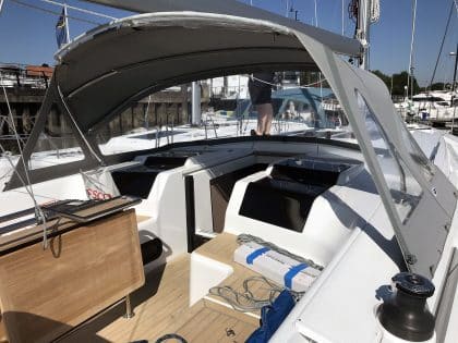 Hanse 458 3 Bar Sprayhood with 1 large front window
