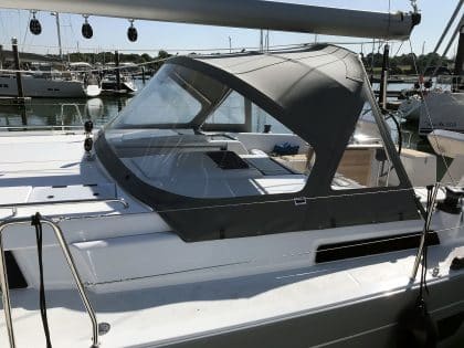 Hanse 458 3 Bar Sprayhood with 1 large front window