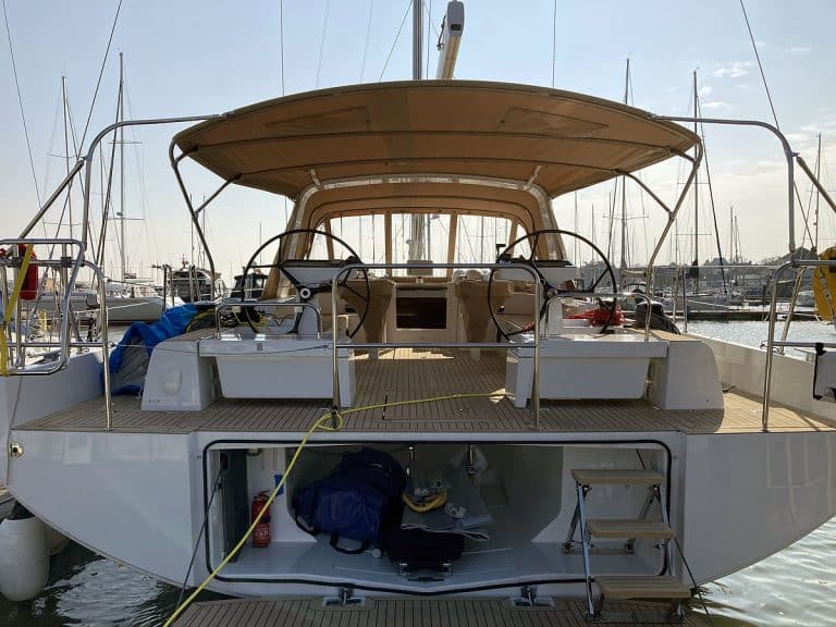 Beneteau Oceanis Yacht 54 Bimini