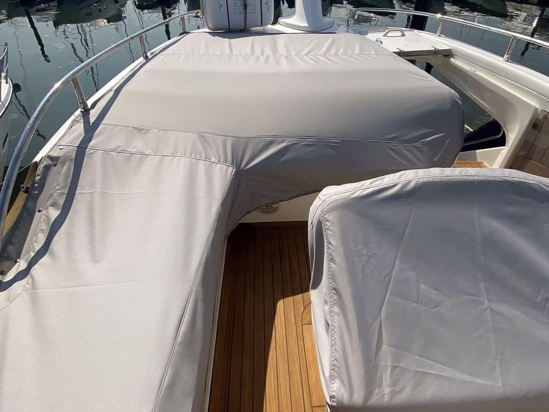 Sealine F43 LADY SUZIE Flybridge Seating, Console and Wheel Covers